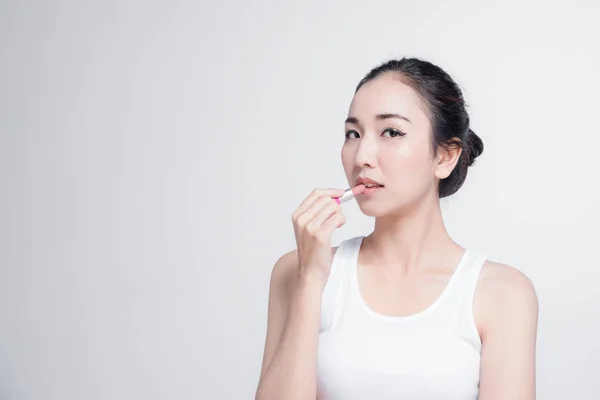 Asyalı güzel skinface sigara makyaj, saf kozmetik dudaklarına ruj beyaz arka plan ile — Stok fotoğraf