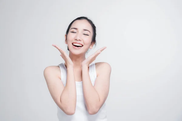 Mutlu Asyalı genç kadın güzel beyaz arka plan üzerinde düşünmek jest duruş ile — Stok fotoğraf