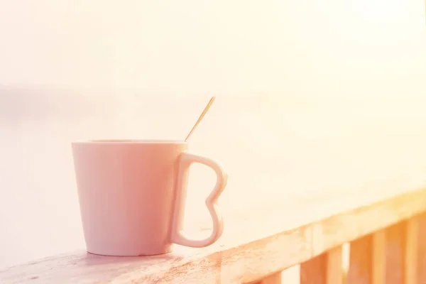 Por la mañana taza de café o bebida caliente al amanecer — Foto de Stock