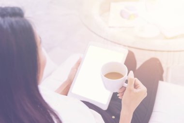 Tablet çay içme ve kullanma kafede iş performansı raporu Özeti için kadın kapatmak