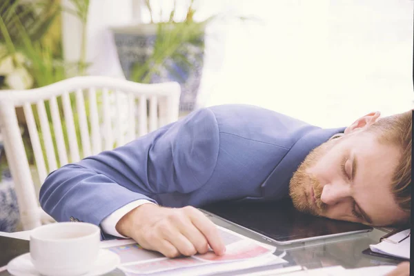 Empresario pesado sueño de la carga de trabajo en el escritorio de la oficina con la calculadora de la hoja de finanzas y coffee.concept para el exceso de trabajo —  Fotos de Stock