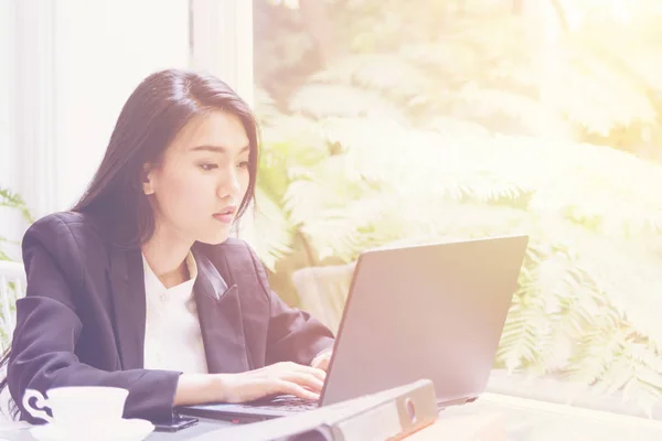 Hermosa joven mujer de negocios que trabaja con el ordenador portátil, Pensando en la planificación de la solución —  Fotos de Stock