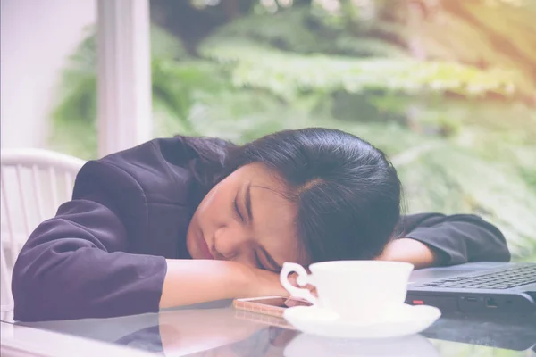 Donna d'affari sonno carico di lavoro pesante alla scrivania dell'ufficio con foglio finanziario laptop coffee.concept per il sovraccarico di lavoro — Foto Stock