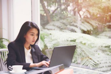 Laptop ile çalışma güzel genç iş kadını sevinçli, şok, sürpriz duygu jest ile seyir perde