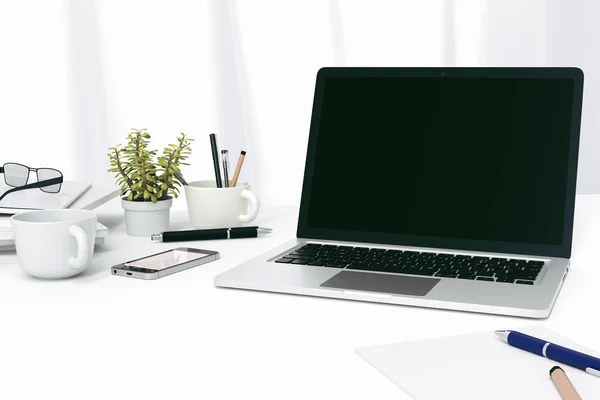 Vista frontale del parco di lavoro con schermo bianco del computer vuoto, tazza di caffè e libro nel lavoro domestico. Mock up, illustrazione 3D — Foto Stock