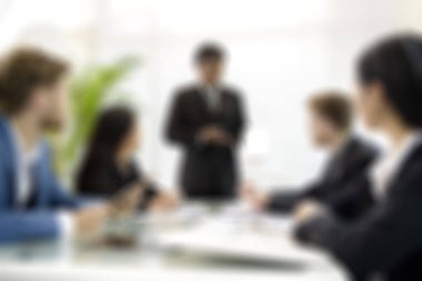 Kafede beyin fırtınası için oda kavramı toplantı insanlar konferans seminer bulanık