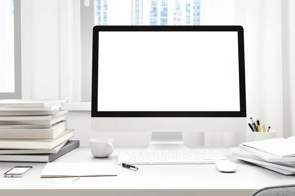 Vista frontale del parco di lavoro con schermo bianco del computer vuoto, tazza di caffè e libro in appartamento lavoro a casa. Scherzi, eh? Rendering 3D — Foto Stock
