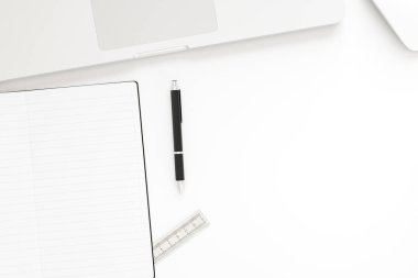 Ofis resepsiyon masası labtop bilgisayar, boş defter ve kalem ile. Kopya alanı iş Park, 3d render ile Üstten Görünüm