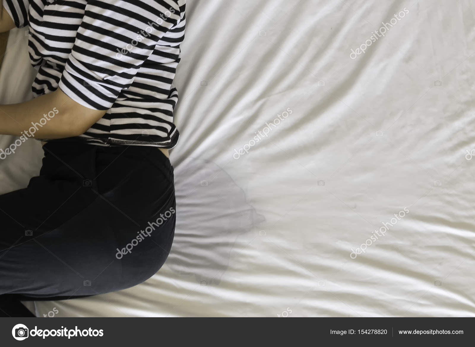 девушки писают Женщина писает на кровать матрас, Bedwetting энурез сна у взрослых,  выбранный фокус на мокрой на простыне — Стоковое фото © jes2uphoto  #154278820