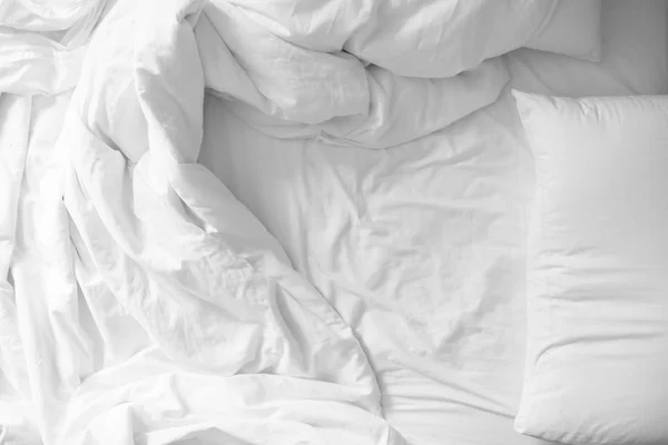Draps et oreillers gâchés après les nuits de sommeil, confort et literie dans la chambre d'hôtel, concept de voyage et de vacances — Photo