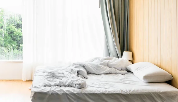 Постільні приналежності та подушки розбиті після ночі сон, комфорт та постіль в готельному номері, концептуальні подорожі та відпустка — стокове фото