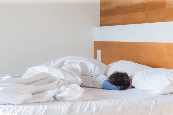 Baby sleep på sängen efter nätter, komfort och sängkläder på ett hotellrum, konceptet resor och semester, barn vaknar sent koncept — Stockfoto