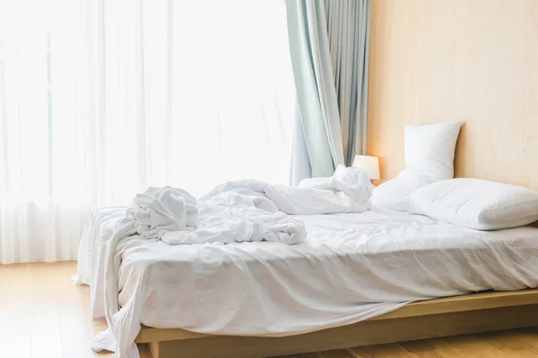 Lakan och kuddar förstörd efter nattsömn, komfort och sängkläder i ett hotellrum, konceptet resor och semester — Stockfoto