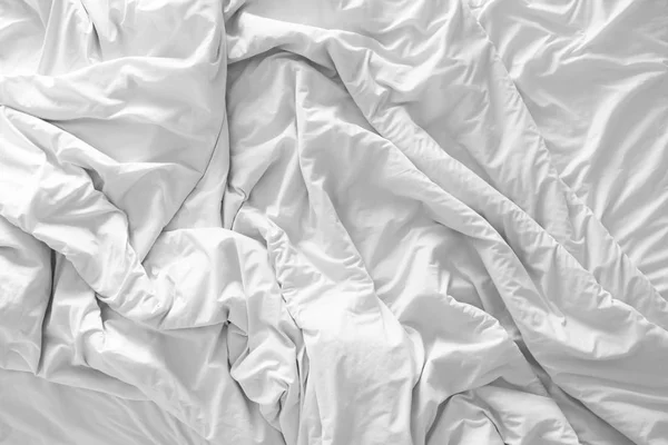 Visão superior do cobertor de cama ou tecido branco rugas textura fundo — Fotografia de Stock