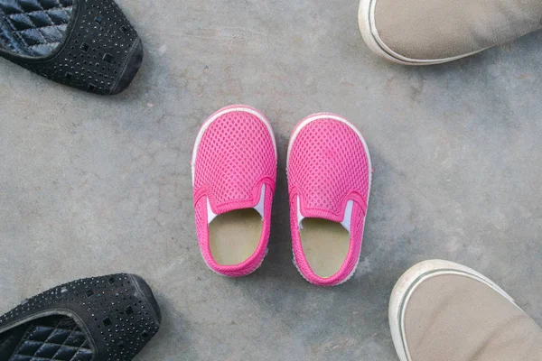 Батько мати син і дочка взуття на підлозі, сім'я захищає концепцію — стокове фото