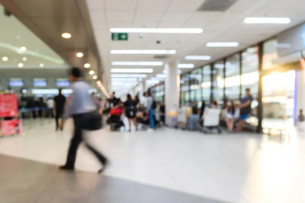 Suddig bakgrund människor vandrar i transport station bussterminal — Stockfoto