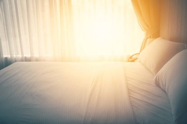 Güneş yatıyordu etkisi, retro işlem tarzı ile yatak çarşaf yastık kadar kapatın