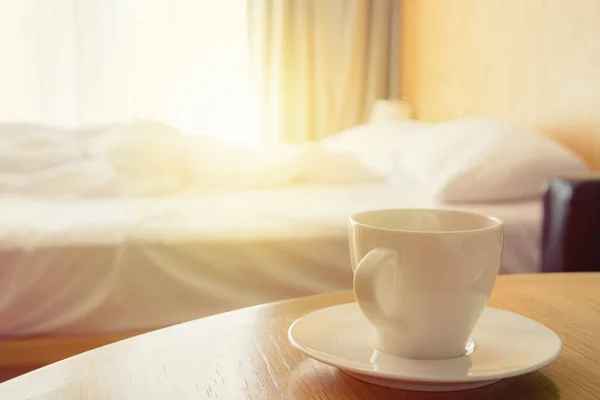 Tasse de café dans la chambre à coucher vintage ton chaud — Photo