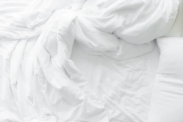 Lakens en kussens verknald na nachten slapen, comfort en beddengoed in een hotelkamer, concept-reizen en vakantie — Stockfoto