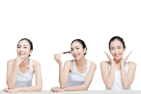 Gyönyörű ázsiai fiatal nő mosolyog, szépségek kozmetikumok jelen koncepció a fehér háttér — Stock Fotó