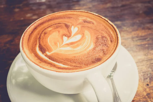 Latte art: Închideți cafeaua fierbinte Latte în ceașcă albă — Fotografie, imagine de stoc