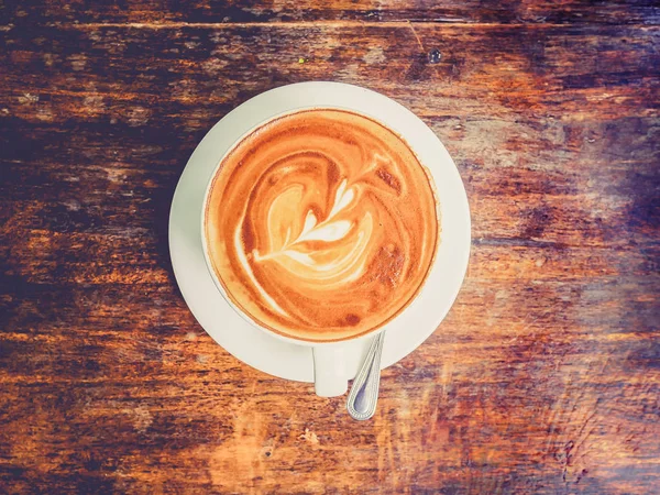 Arte latte: Primer plano del café latte caliente en taza blanca —  Fotos de Stock