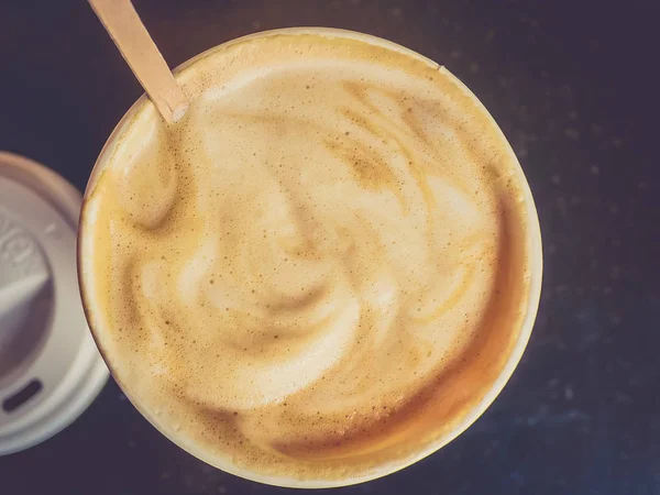 Latte art: Închideți cafeaua fierbinte Latte în ceașcă albă — Fotografie, imagine de stoc