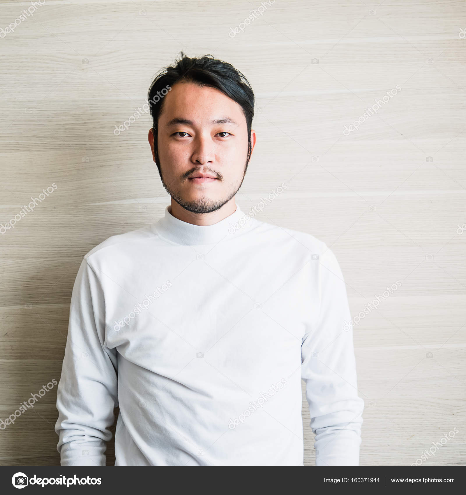 Homme asien en chemise blanche sur le fond du mur Homme asien en chemise blanche sur le fond du mur