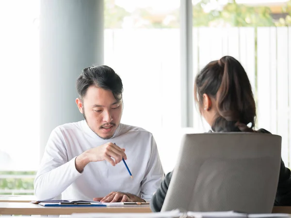 Retrato del hombre de negocios y la mujer de negocios que trabajan en el proyecto en la oficina moderna, antecedentes de decisiones empresariales, Actividad en movimiento imagen borrosa, Concepto de trabajo en equipo —  Fotos de Stock