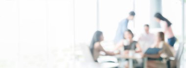 Ofis iç mekan bulanık insanlarda beyin fırtınası veya rahatlatıcı arka plan panoramik afiş kopya alanı ile tartışırken iş adamları ile bize arka plan zemin tasarım grafik için kullanmak