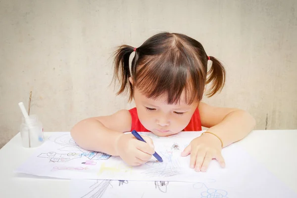 귀여운 소녀 색상형 통해 유치원, 무제한 무한 한 상상력에 크레용으로 그림: 어린이 개발 개념 — 스톡 사진