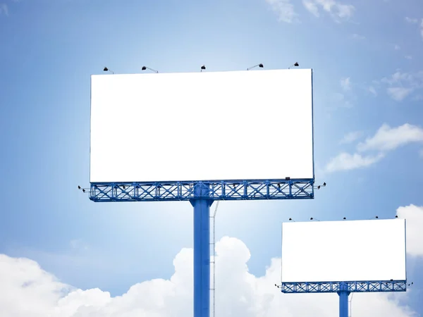 Panneau publicitaire vierge de fond bleu ciel intentionnellement pour ajouter ou appliquer des images publicitaires, graphiques ou images sur la zone blanche — Photo