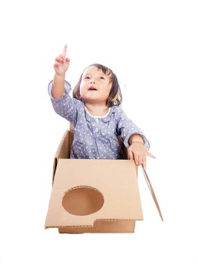 Kutusunda duruyor ve izole üzerinde beyaz görünümlü küçük bebek kız