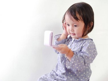 Küçük kız anne kozmetik makyaj yapma