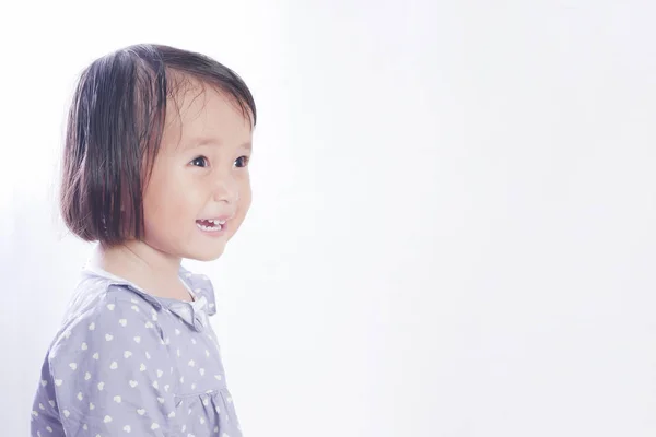 Портрет 2-летней девочки, улыбающееся лицо на ярком белом фоне — стоковое фото