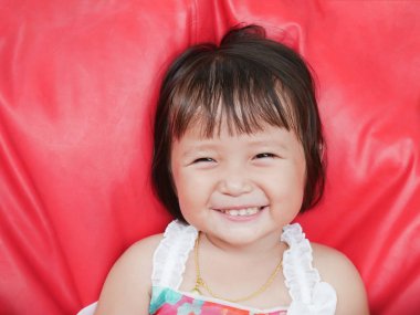 Küçük kız bir şey ile gülümseyen diş stucking olduğunu