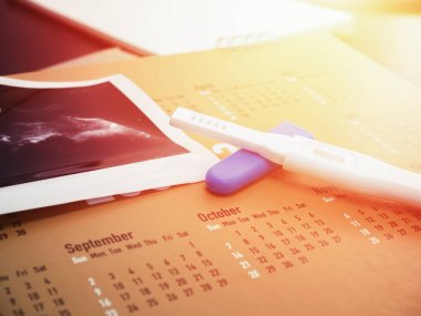 Takvim ultrason arka plan ile hamilelik testinin