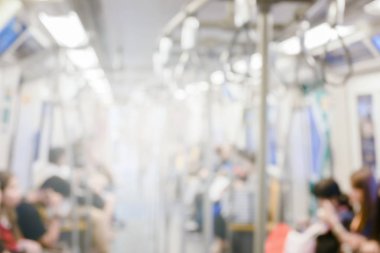İnsanlar arka plan bulanık, kimliği belirsiz kişi oyun smartphone tablet, otobüs skytrain, taşıma veya iletişim kavramı