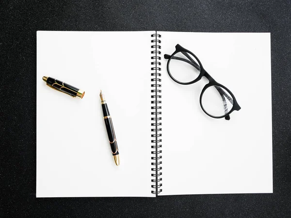 Pluma estilográfica con cuaderno sobre fondo texturizado negro para el concepto de firma — Foto de Stock