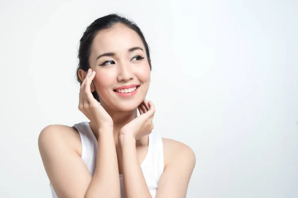 Asyalı güzel skinface sigara makyaj, beyaz arka plan üzerinde saf kozmetik ile — Stok fotoğraf