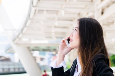 İş kadın kavramı dışında office: iş için yolda telefonda söz