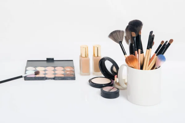 Make up kuas dalam pemegang dan kosmetik terisolasi di atas putih — Stok Foto