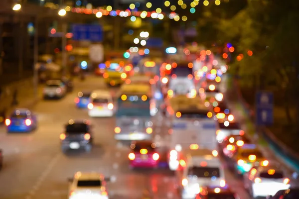 Círculos brilhantes de lâmpadas de rua em foto desfocada de rua noturna — Fotografia de Stock