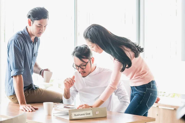 Concepto de trabajo en equipo. Startup Plan de negocios discutiendo con la reunión de organización de datos digitales y de papeleo o el concepto de tormenta de ideas —  Fotos de Stock