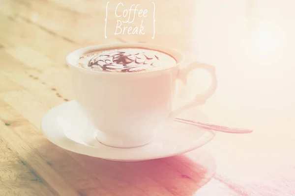 Tazza di caffè con luce per la pausa caffè concetto di tempo di relax — Foto Stock