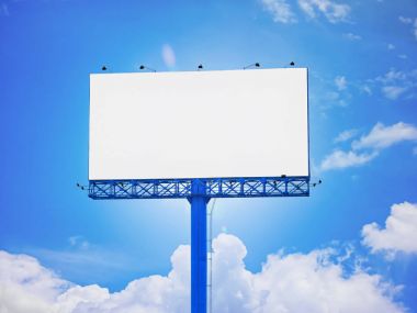 Mavi gökyüzü arka plan ekleme veya reklam resim, grafik veya görüntü beyaz alan üzerinde uygulamak için bilerek boş reklam billboard