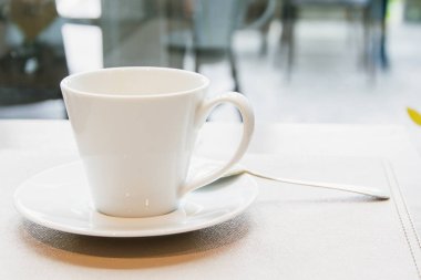 Cafe ahşap masa üzerinde beyaz kahve fincanı