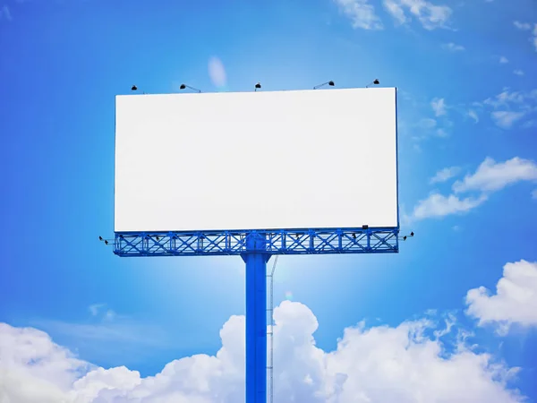 Panneau publicitaire vierge de fond bleu ciel intentionnellement pour ajouter ou appliquer des images publicitaires, graphiques ou images sur la zone blanche — Photo