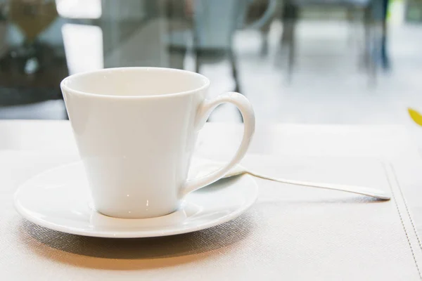 Ceașcă albă de cafea pe masă de lemn în cafenea — Fotografie, imagine de stoc