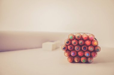 Tablo retor sesi efekti üzerinde renkli kalem demet